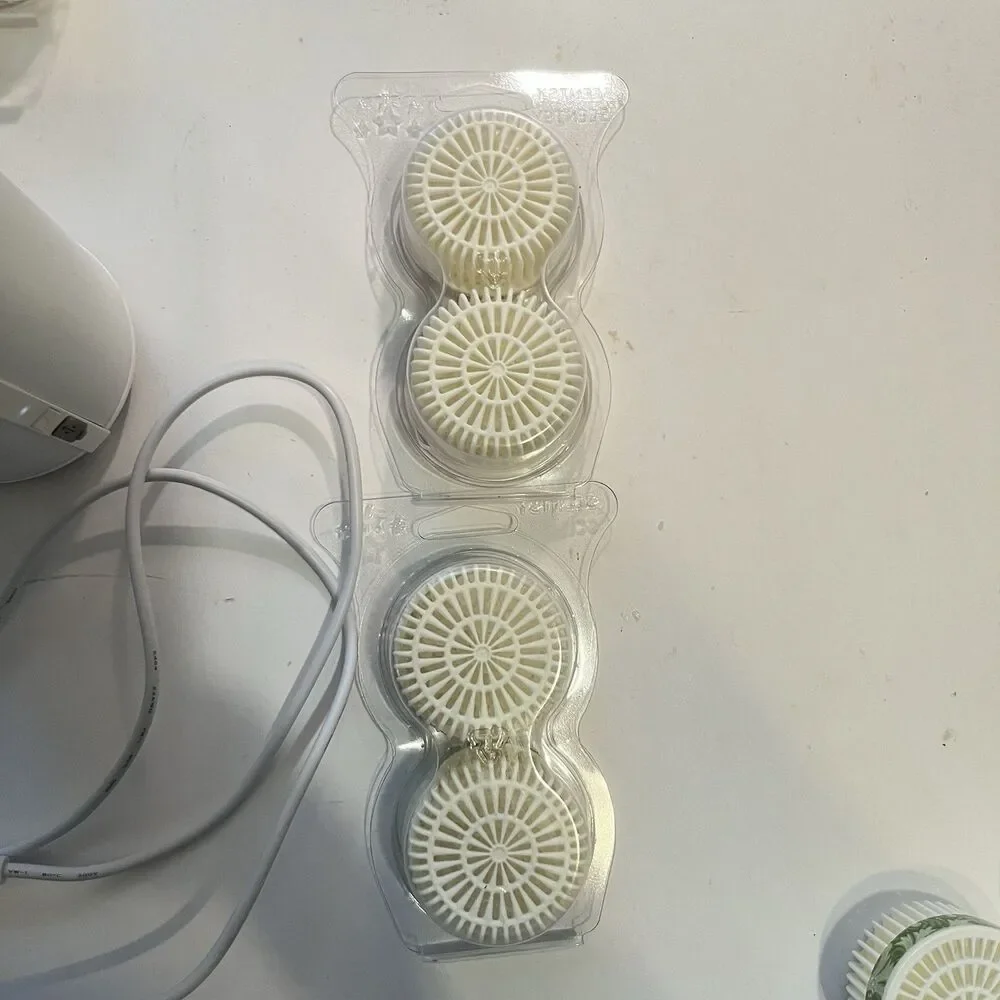 Scentsy Go White With USB Cable For Charging & 9 Scent Pods - Picture 9 of 10